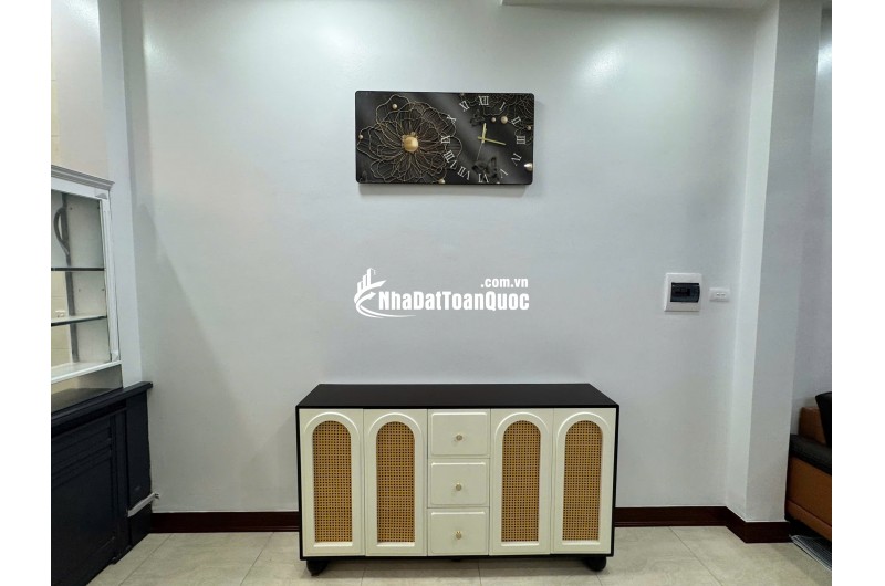 Bán nhà Bồ Đề, Long Biên. Diện tích 40m², xây 5 tầng, mặt tiền 3.5m, có 5 phòng ngủ, 7 vệ sinh, giá nhỉnh 10 tỷ.